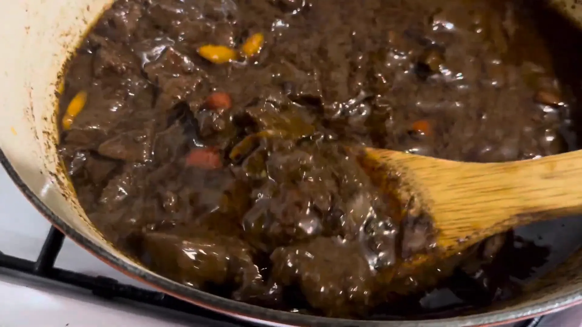 Plating the liver with bananas and dumplings
