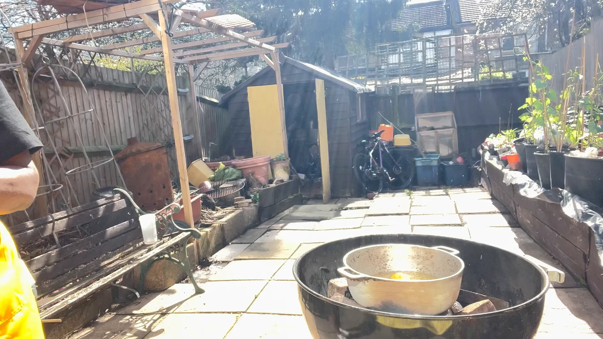 Adding garlic to the frying oil