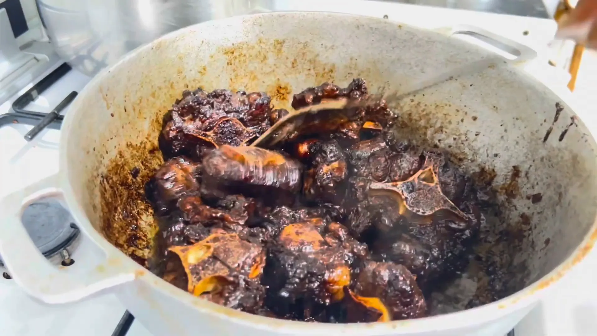 Browning the seasoned oxtail in the pot