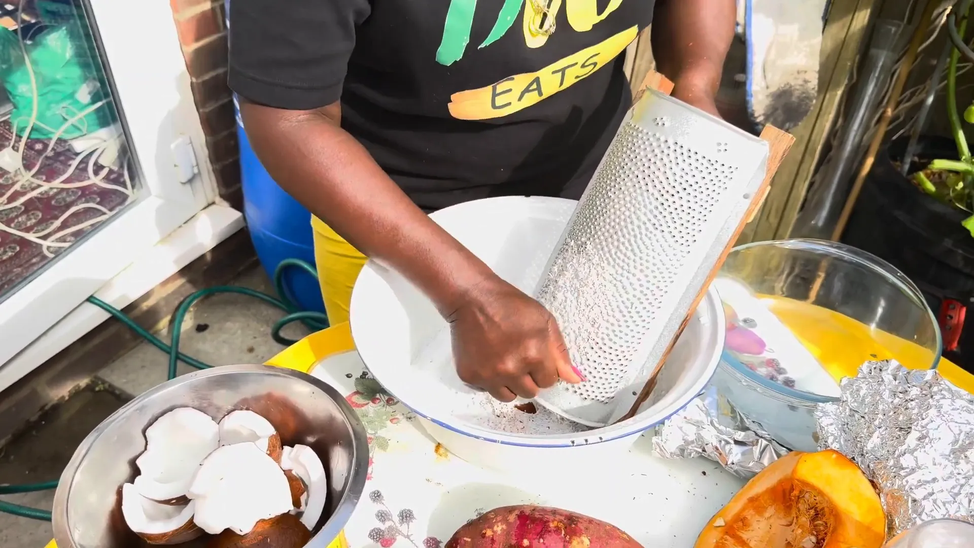 Grating coconut for milk
