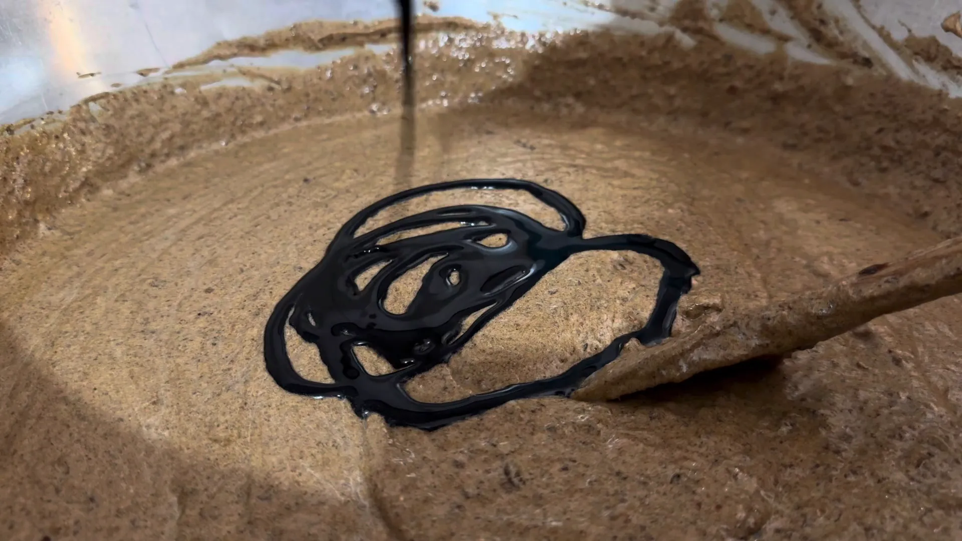 Adding molasses to the mixture