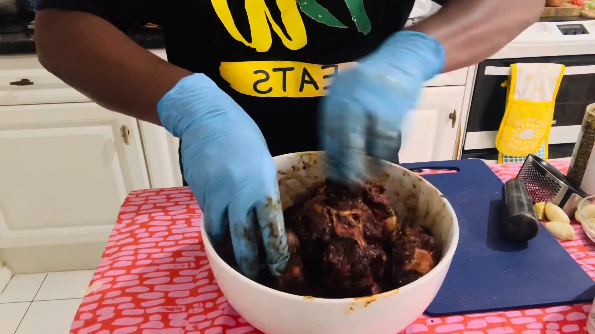 Marinating oxtail with spices and vegetables