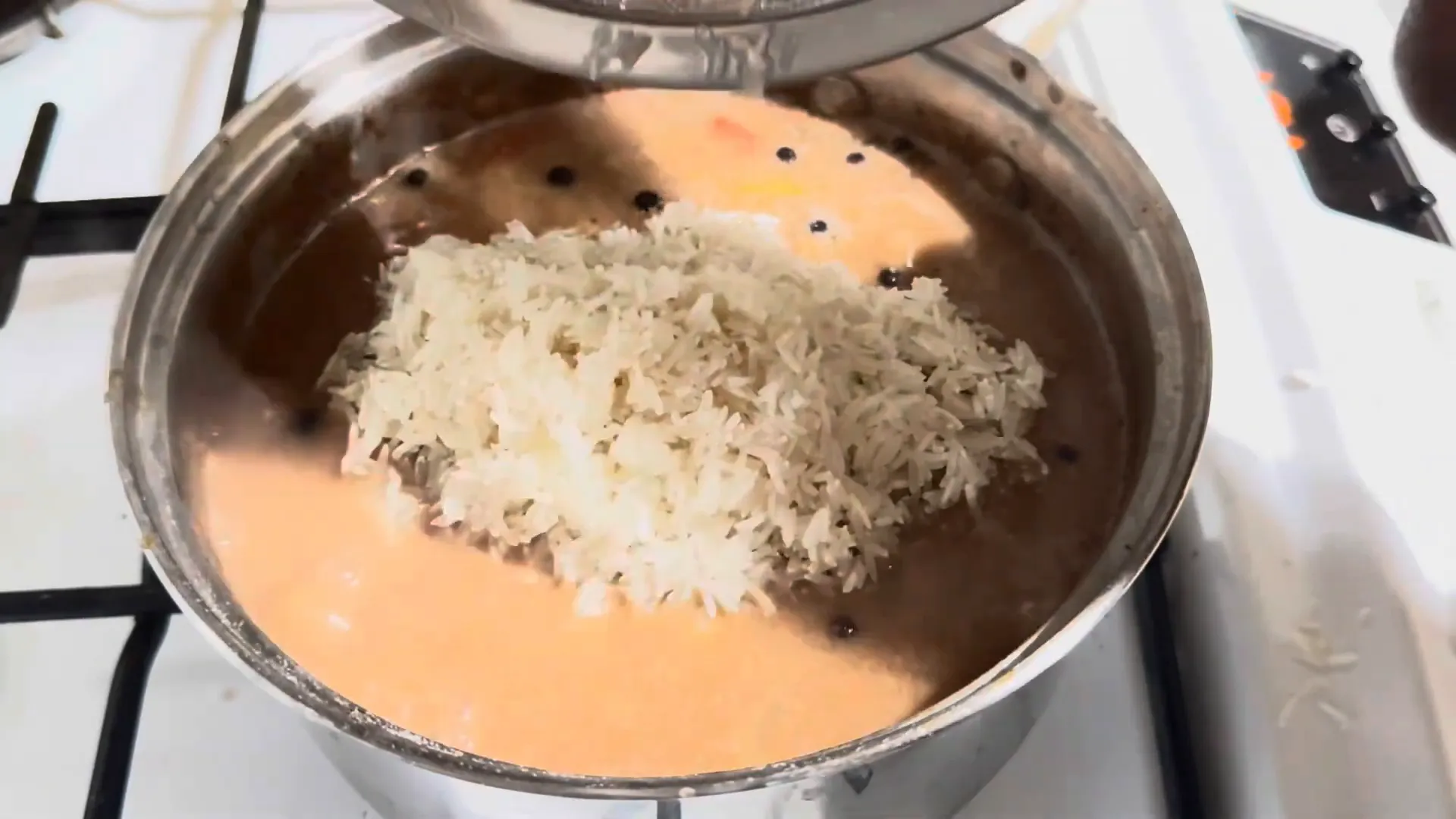 Adding washed rice to the pot