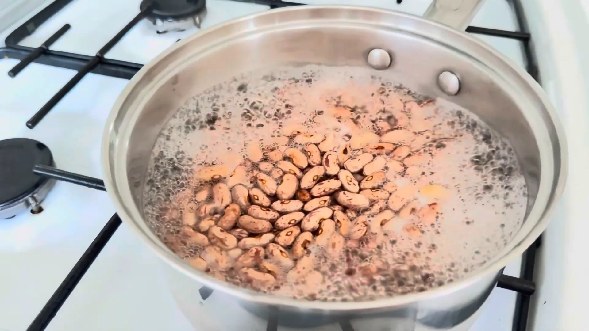 Boiling crab eye peas