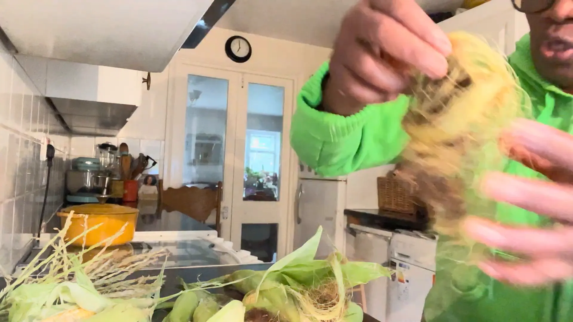 Brewing corn silk tea