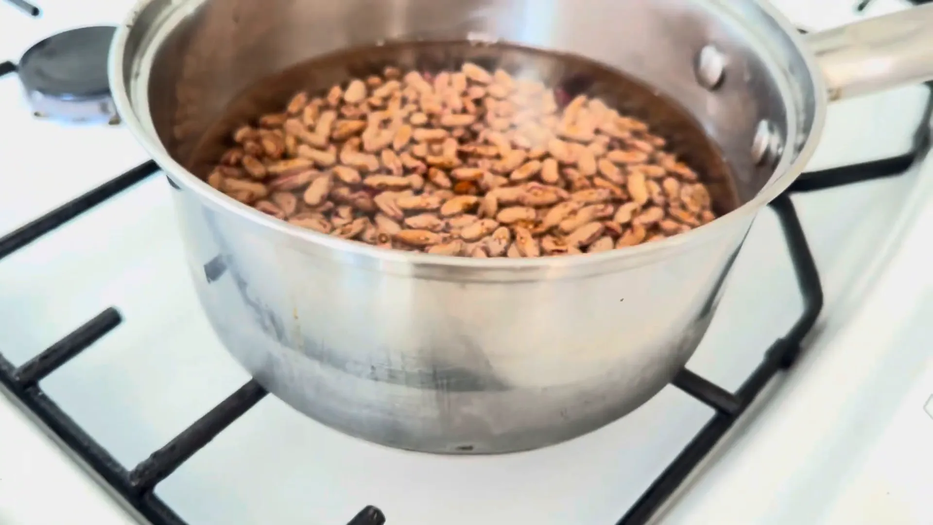 Rinsing crab eye peas